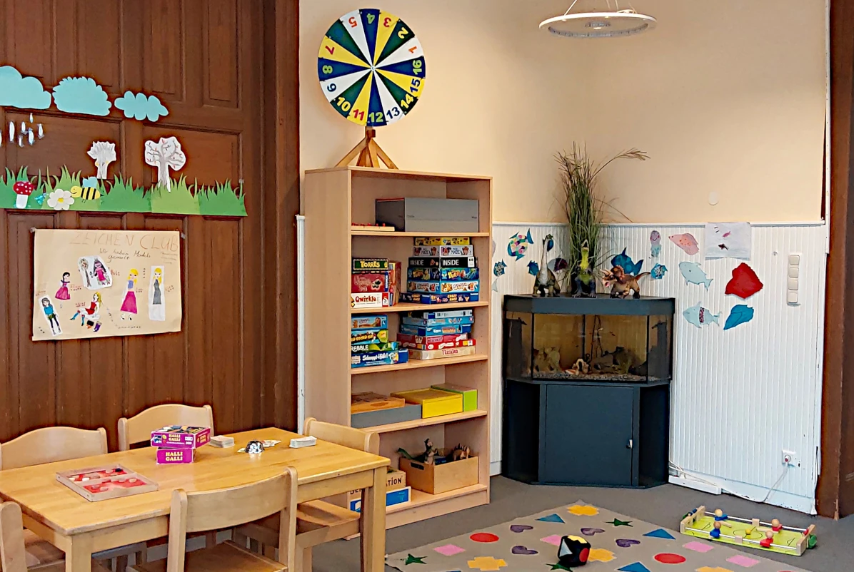 Die Spieleecke mit Aquarium und vielen Gesellschaftsspielen