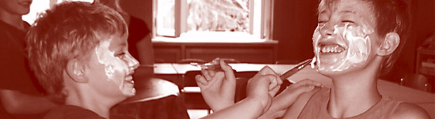 Zwei Jungs spielen mit Rasierschaum in ihren Gesichtern